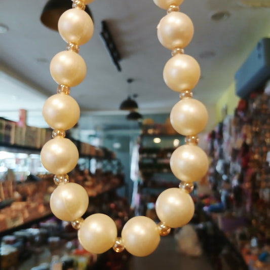 Make a Timeless Statement with Our Vintage Chunky Pearl Choker!