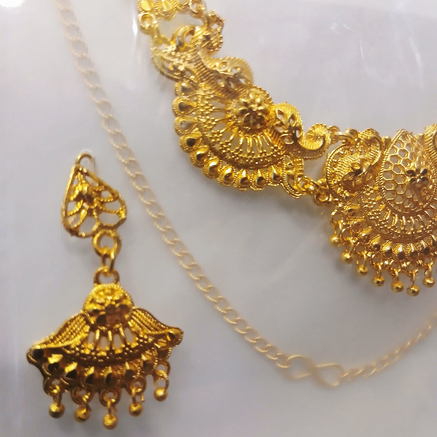 Elegant Golden Necklace & Earrings Set – Classic Jewelry for Women