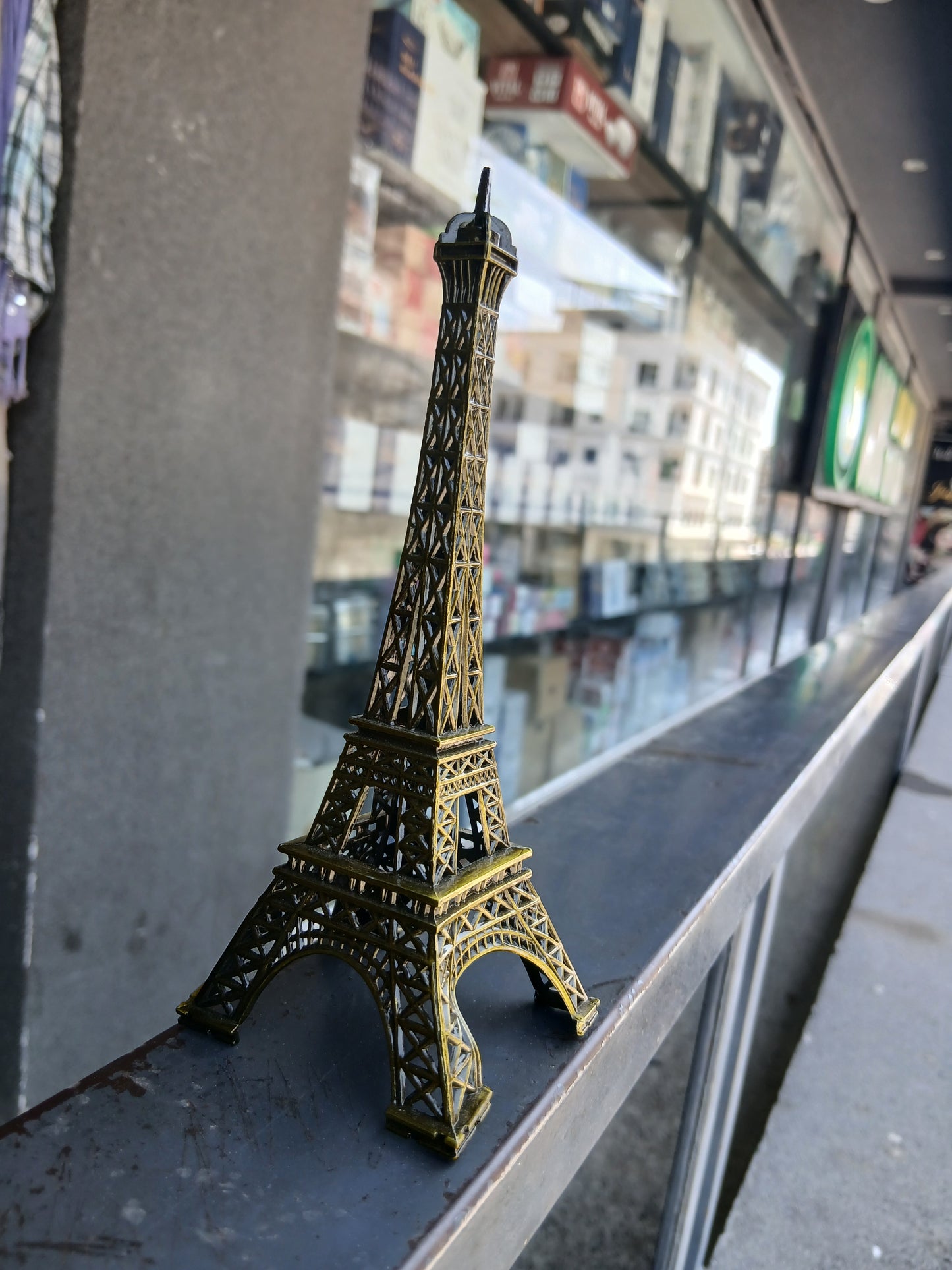 Metallic Eiffel Tower Table Décor – 12cm Paris Landmark Model