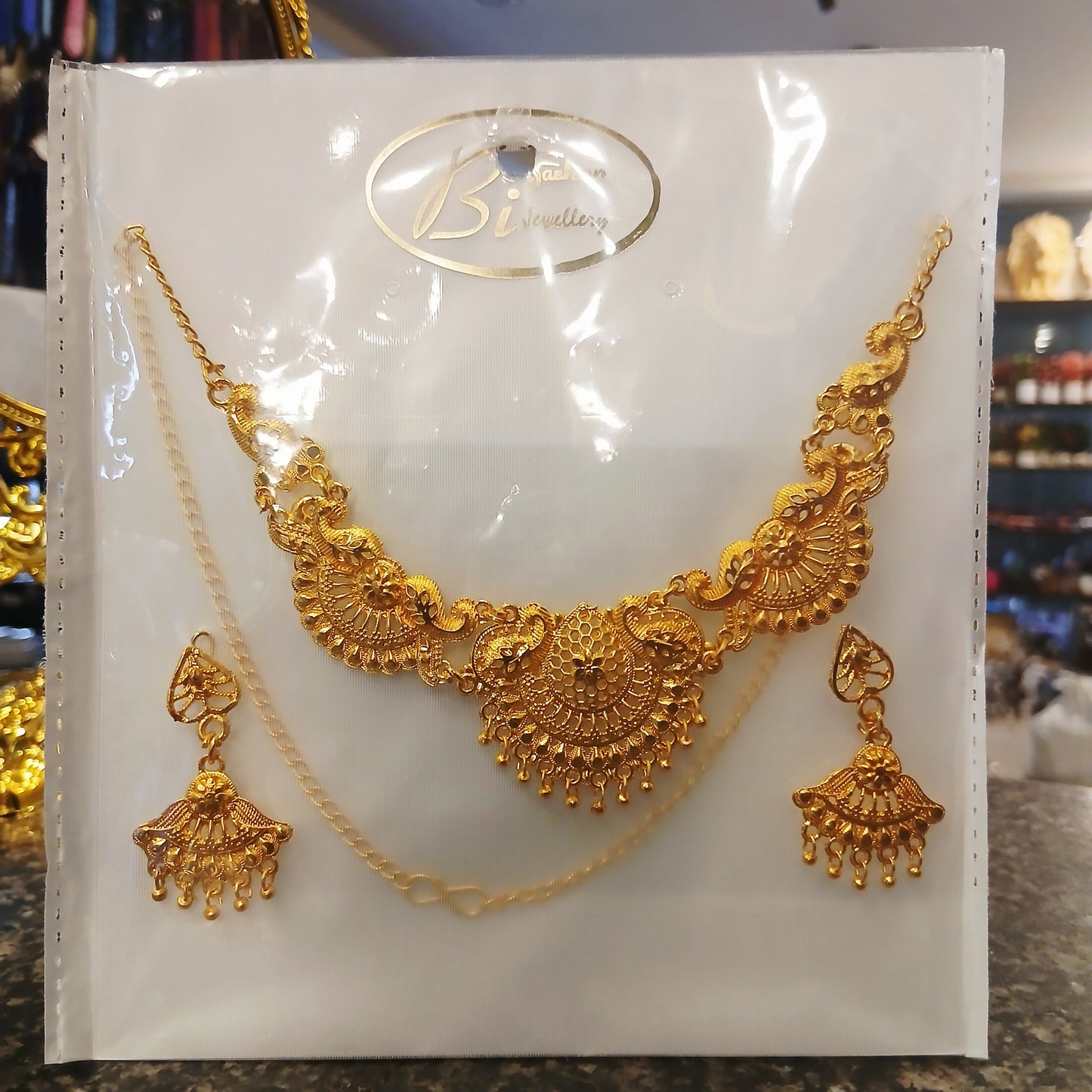 Elegant Golden Necklace & Earrings Set – Classic Jewelry for Women