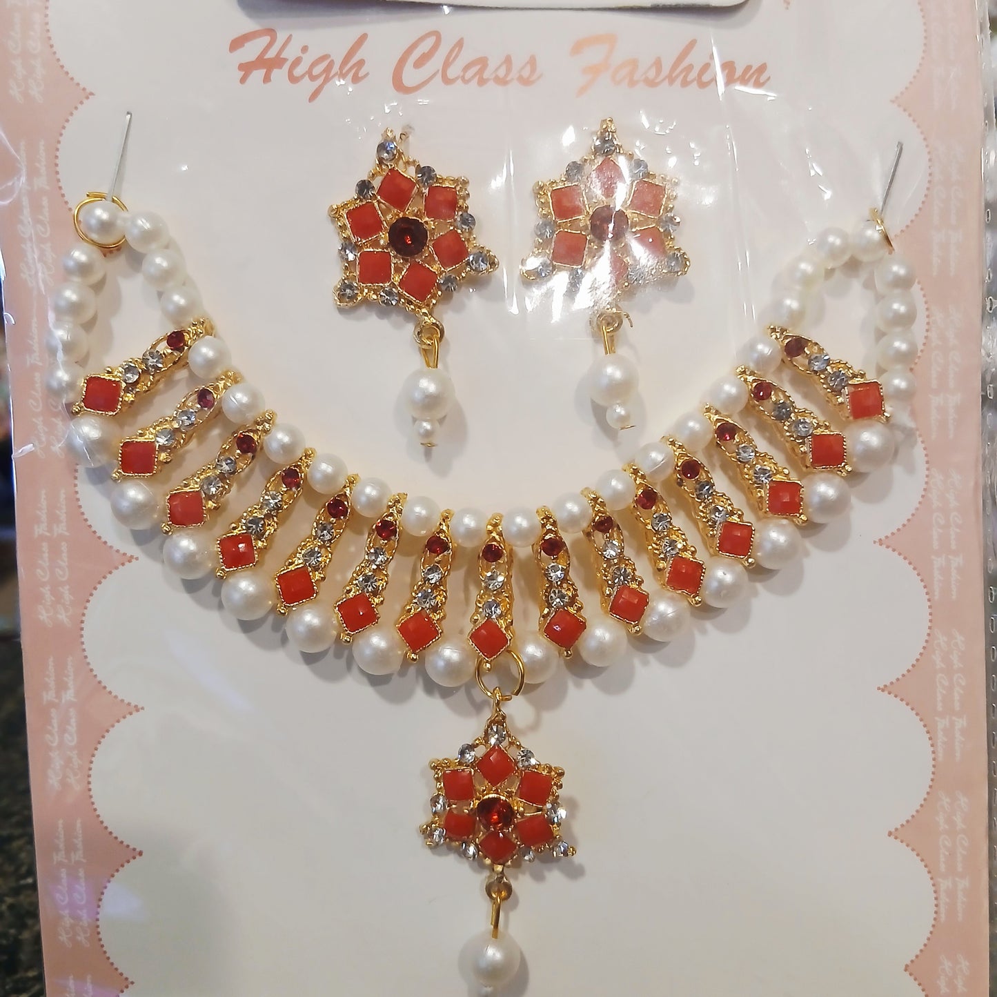 Elegant Golden Pearl Necklace Set – Red & White Pearls with Matching Earrings