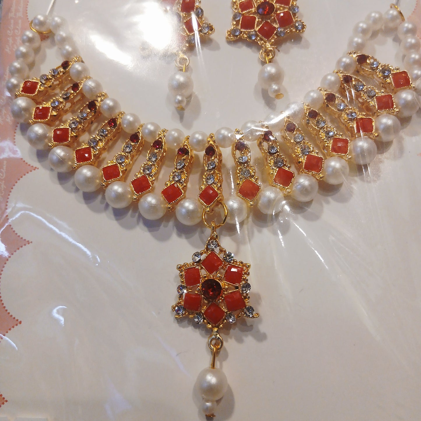 Elegant Golden Pearl Necklace Set – Red & White Pearls with Matching Earrings
