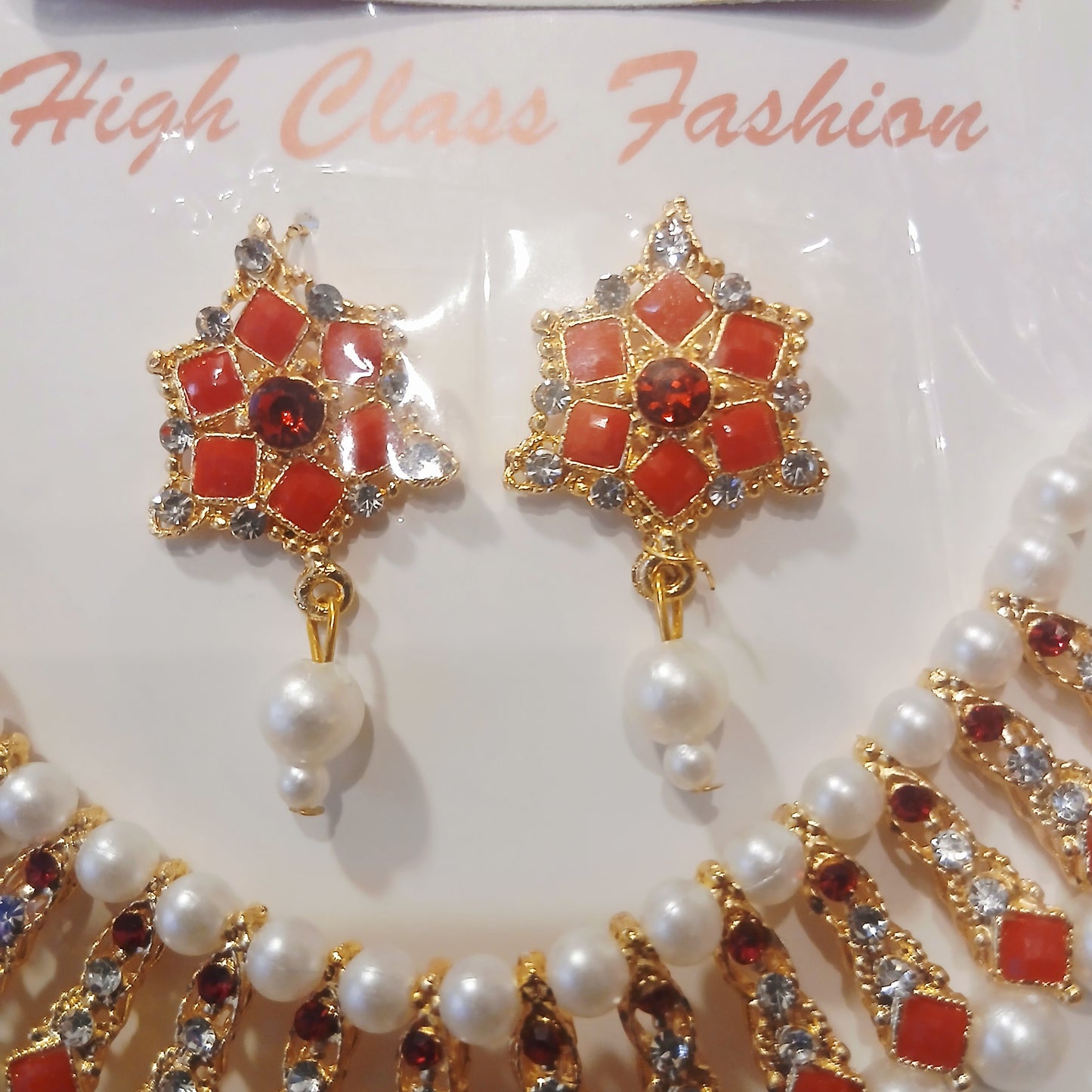 Elegant Golden Pearl Necklace Set – Red & White Pearls with Matching Earrings
