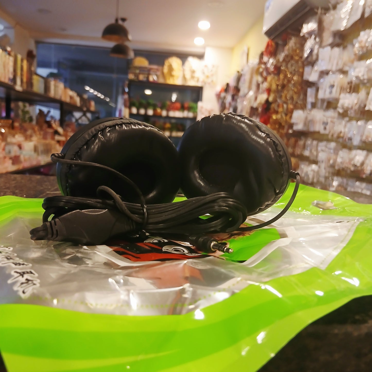 Classic Black Stereo Headphones – Immersive Sound & Comfortable Over-Ear Design