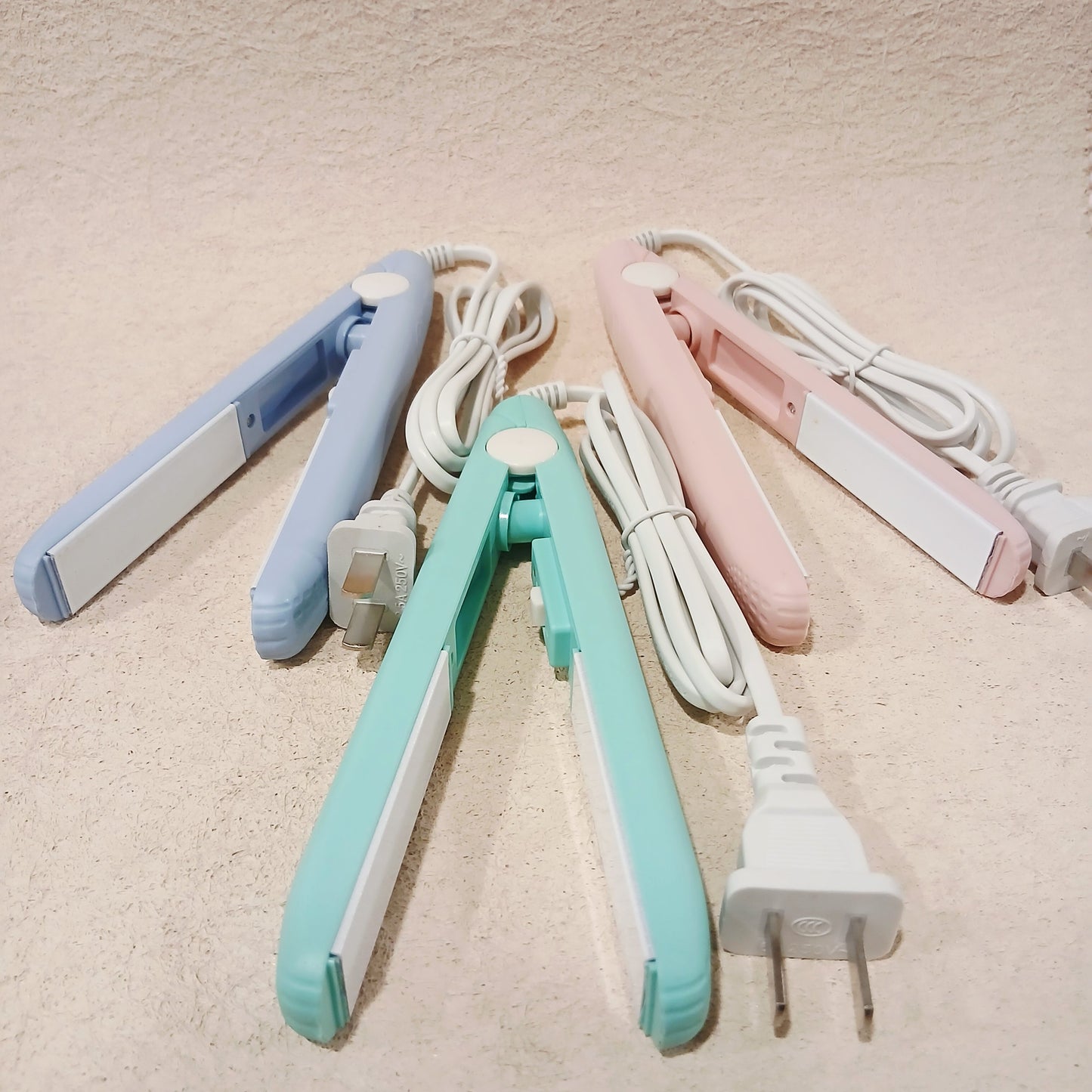 Glide & Go Mini Hair Straightener – Compact, Dual Voltage Travel Iron