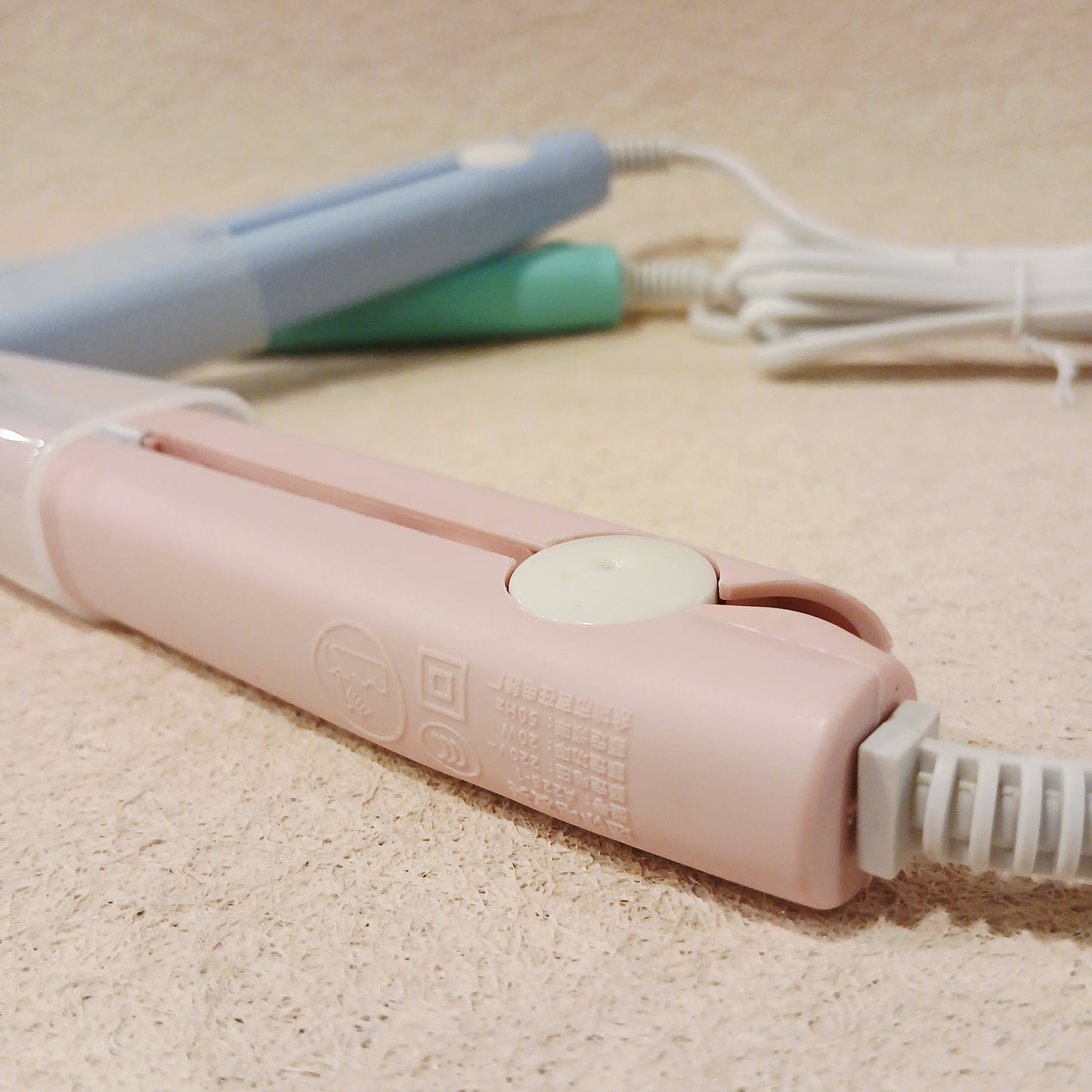 Glide & Go Mini Hair Straightener – Compact, Dual Voltage Travel Iron